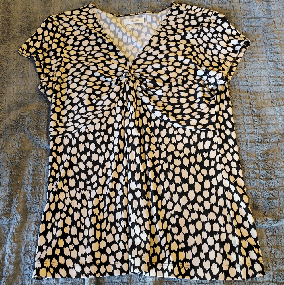 Pretty knotted blouse